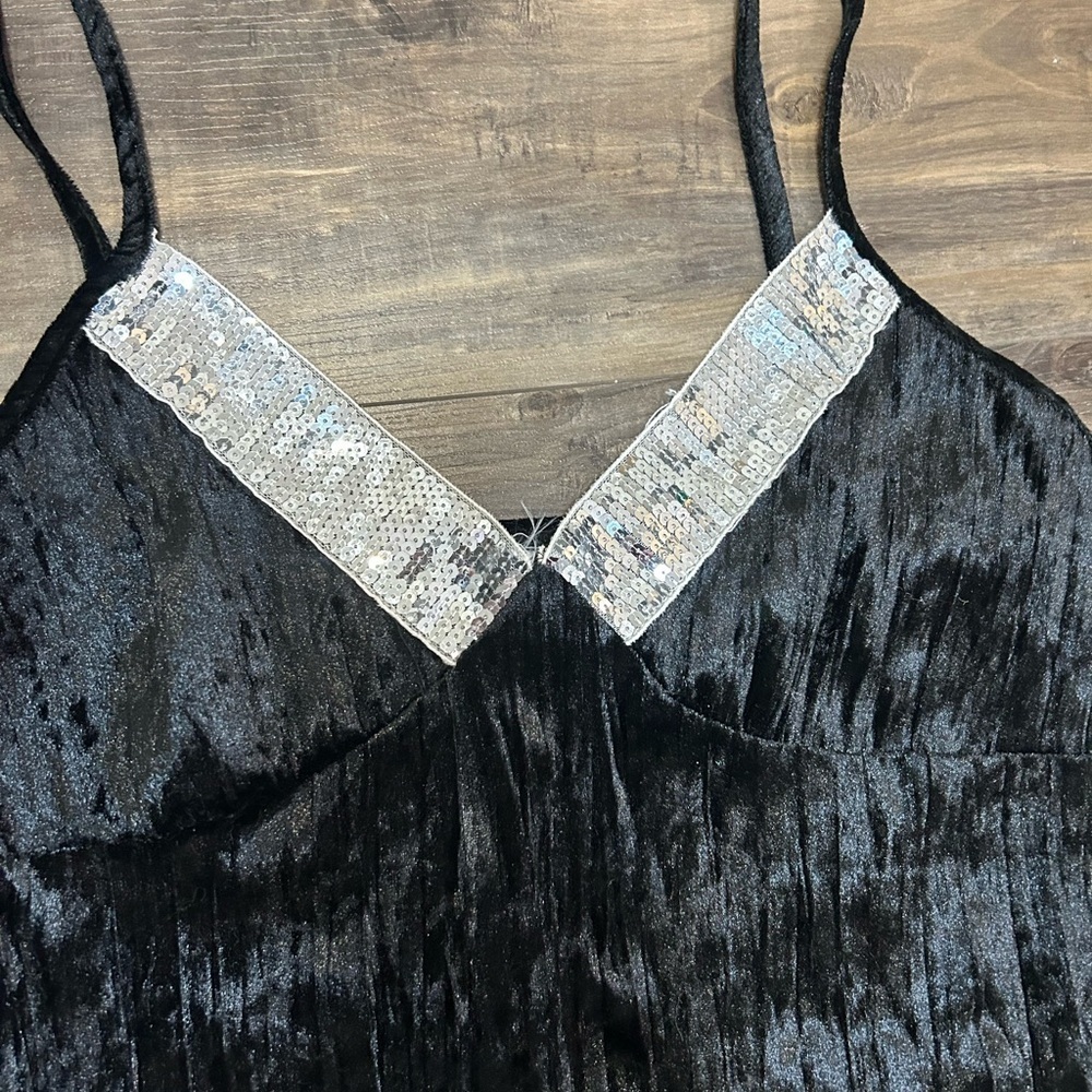 Stylish Black Dress with Lace Detail Perfect For New Years - Picture 3 of 8